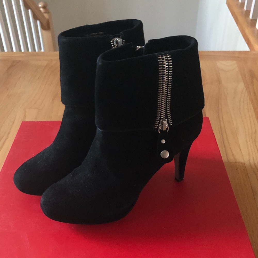 Adrienne Vittadini black suede zip boots size 6